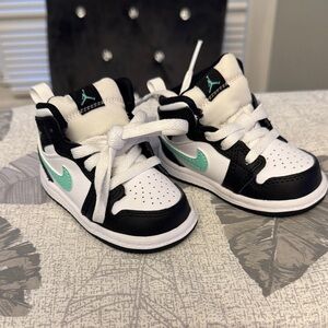 Jordan 1 Mid Green Glow.